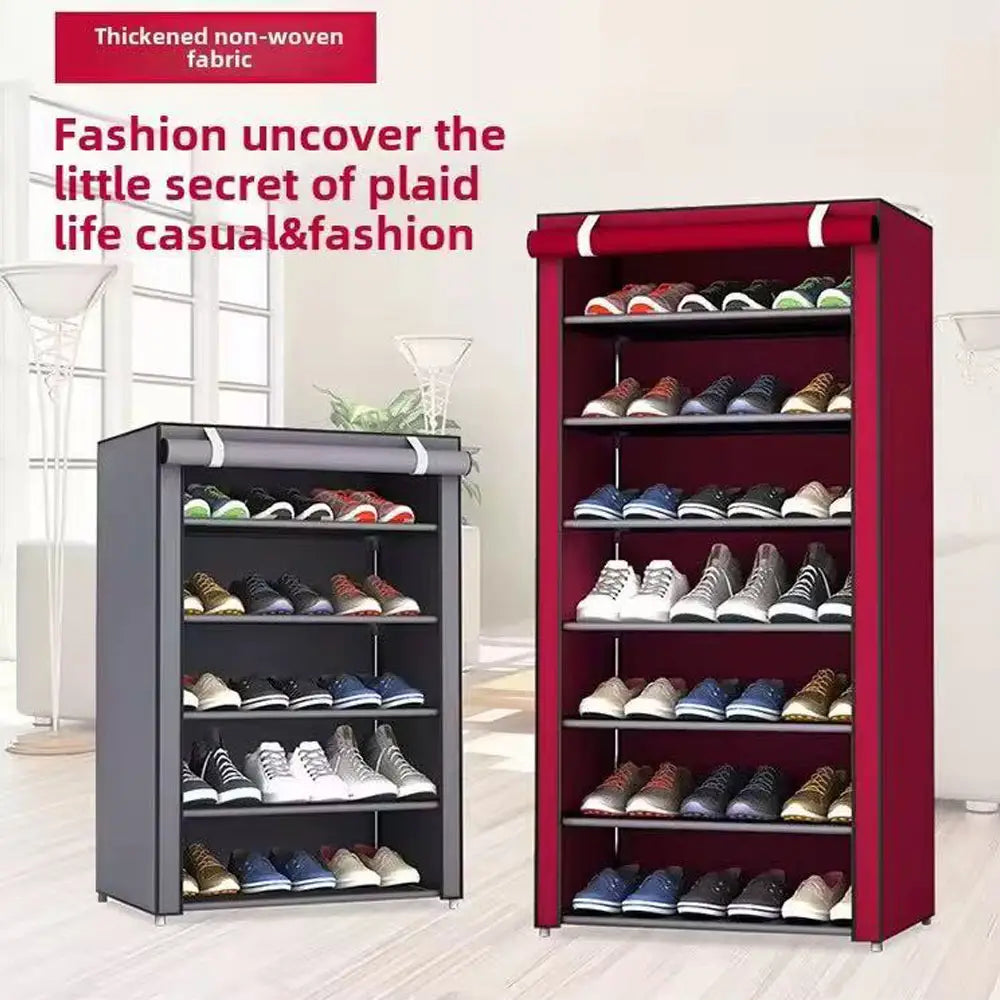 Présentoir d’étagère pour chaussures en tissu rouge et gris avec plusieurs étagères et une housse en tissu beige pour le rangement des chaussures.