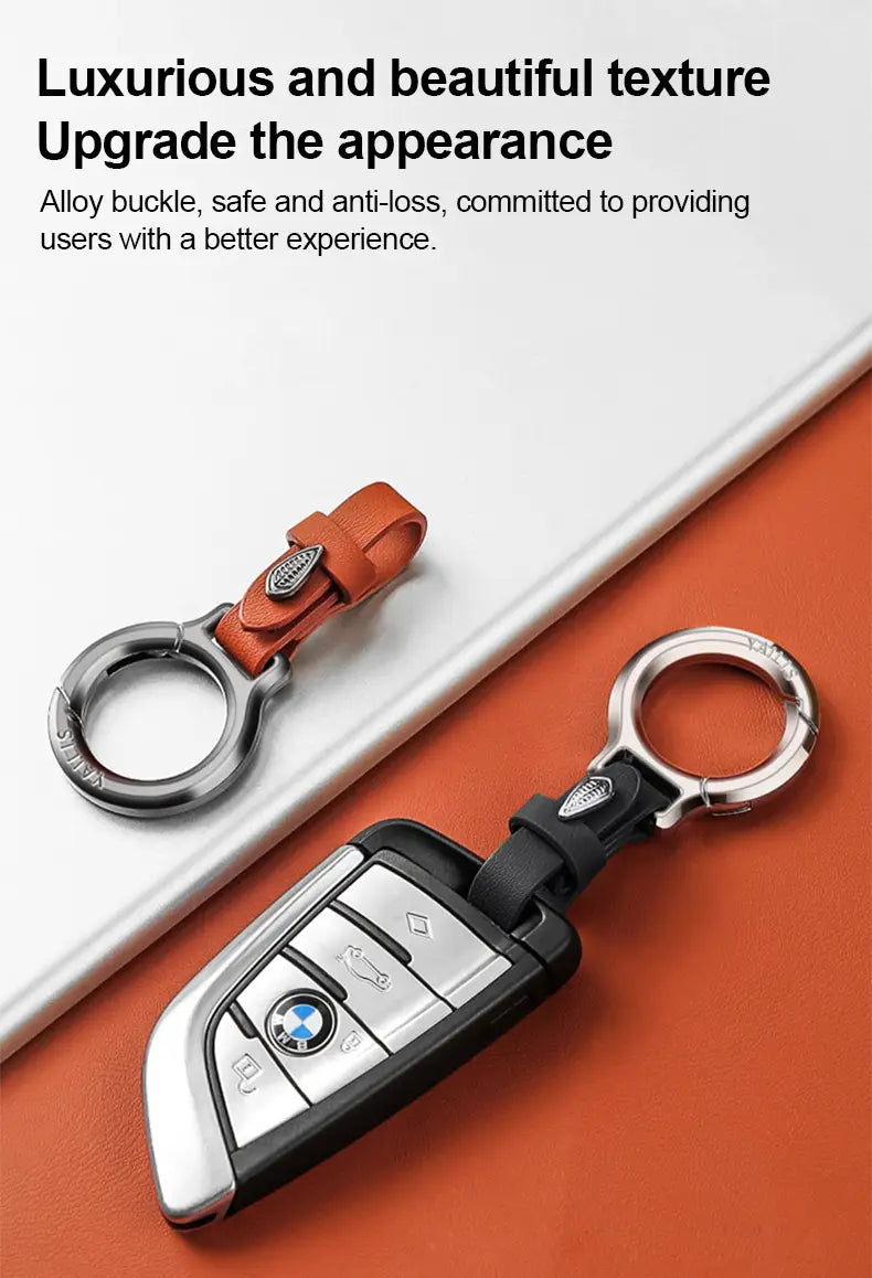 Silberner und schwarzer BMW-Schlüsselanhänger, befestigt an einem eleganten braunen Leder-Multipurpose-Anti-Verlust-Halter mit metallischen Knöpfen und einer Legierungs-Schnalle.
