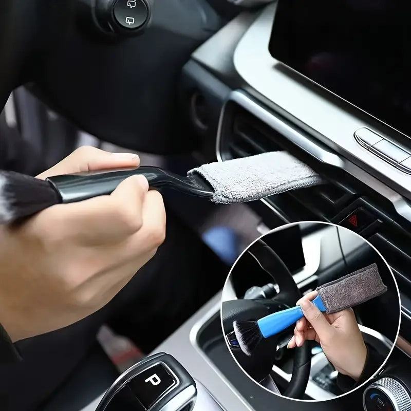 Brosse de nettoyage pour intérieur de voiture à poignée noire, dotée d’un chiffon en microfibre grise fixé pour le nettoyage des bouches d’aération
