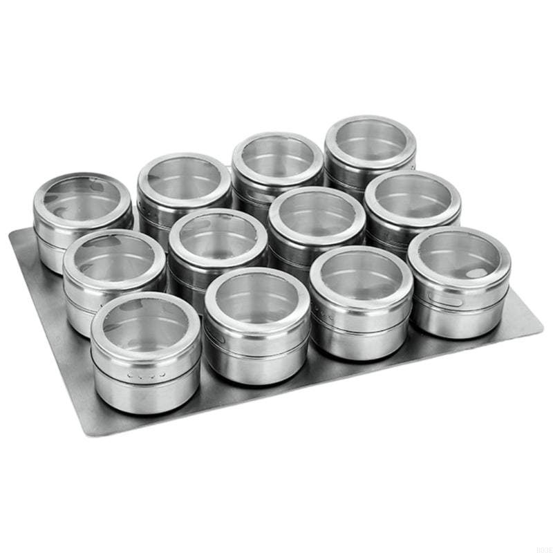 Gewürzgläser-Set aus Edelstahl mit Tablett: zwölf elegante Gläser mit klaren Glasdeckeln sind ordentlich auf einem passenden Metalltablett angeordnet.