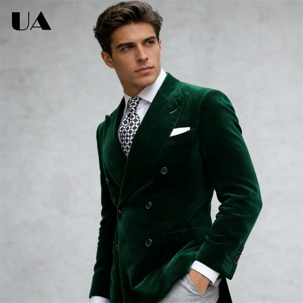 veste de costume en velours à double boutonnage vert émeraude pour homme, avec des boutons noirs et un mouchoir de poche blanc, provenant du magasin officiel ulbyanry, mettant l’accent sur le service client.