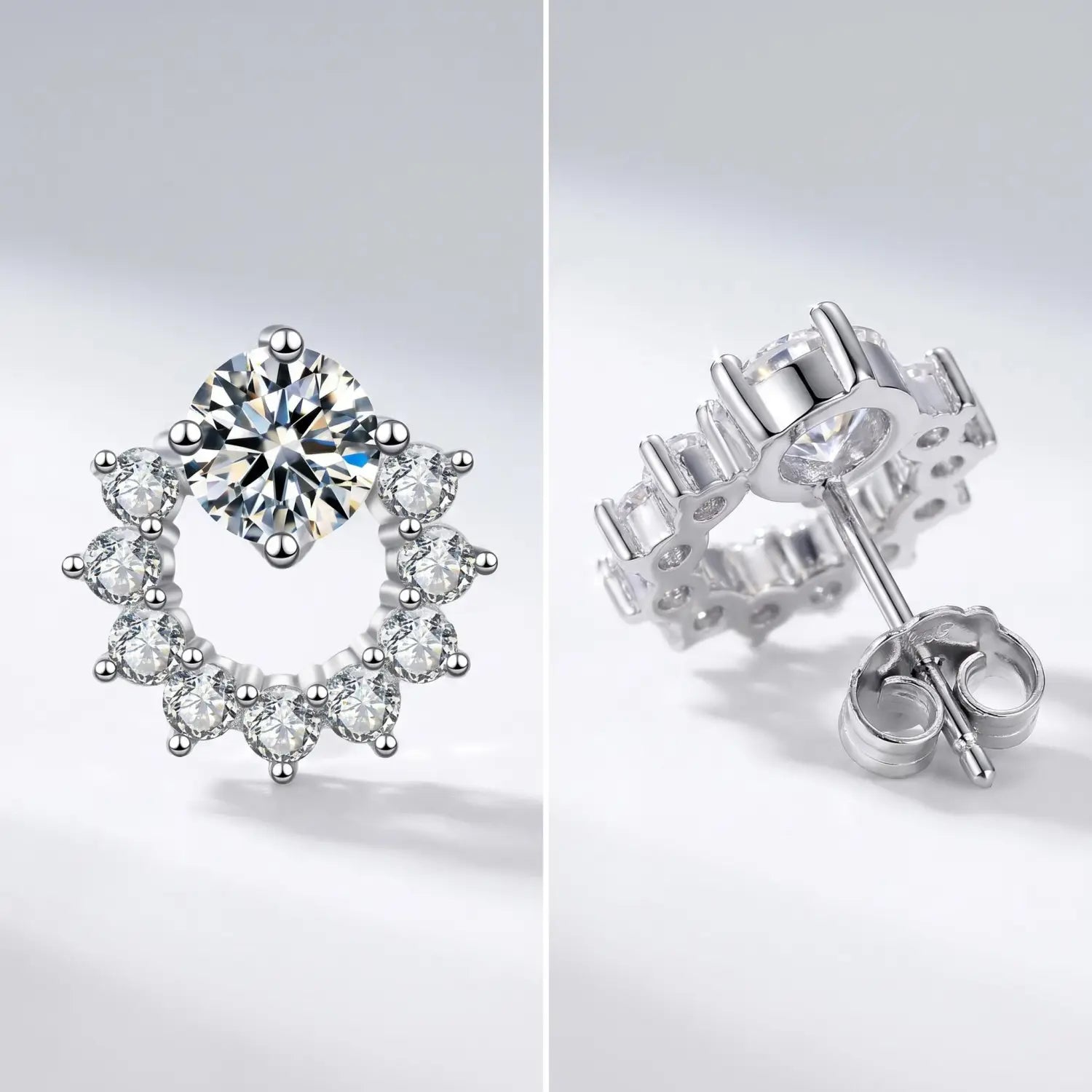 Boucles d’oreilles clous en argent sterling serties de zircons, présentant une pierre transparente centrale taillée en rond, entourée de pierres plus petites étincelantes, dans un design de couronne élégant.