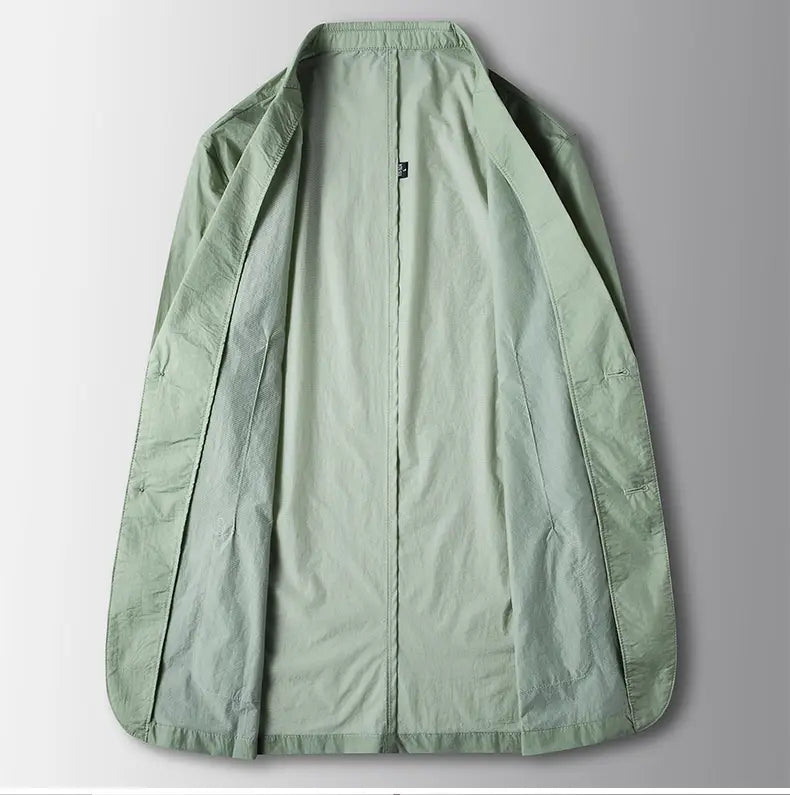 Hellgrüne Herren-Freizeit-Polyester-Blazer-Anzugjacke mit leichtem Material, dezentem Schimmer und klaren Linien.