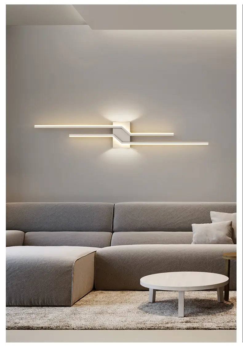 Aplique de pared LED moderno en color blanco con diseño angular elegante, presentado en un aplique minimalista de pared con luz de tira moderna para una iluminación interior contemporánea.