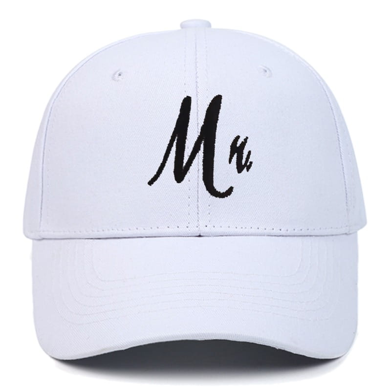 Casquette de baseball en coton blanc avec broderie noire du script « MR » sur le devant, issue de la collection de chapeaux parentaux « Mr et Mrs » brodés.