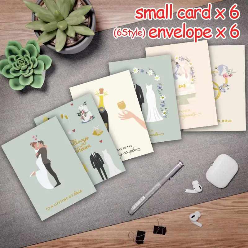 Ensemble de six petites cartes de vœux pour mariage avec des illustrations délicates de fleurs et de couples sur des fonds pastel doux, accompagnées d’enveloppes en kraft.