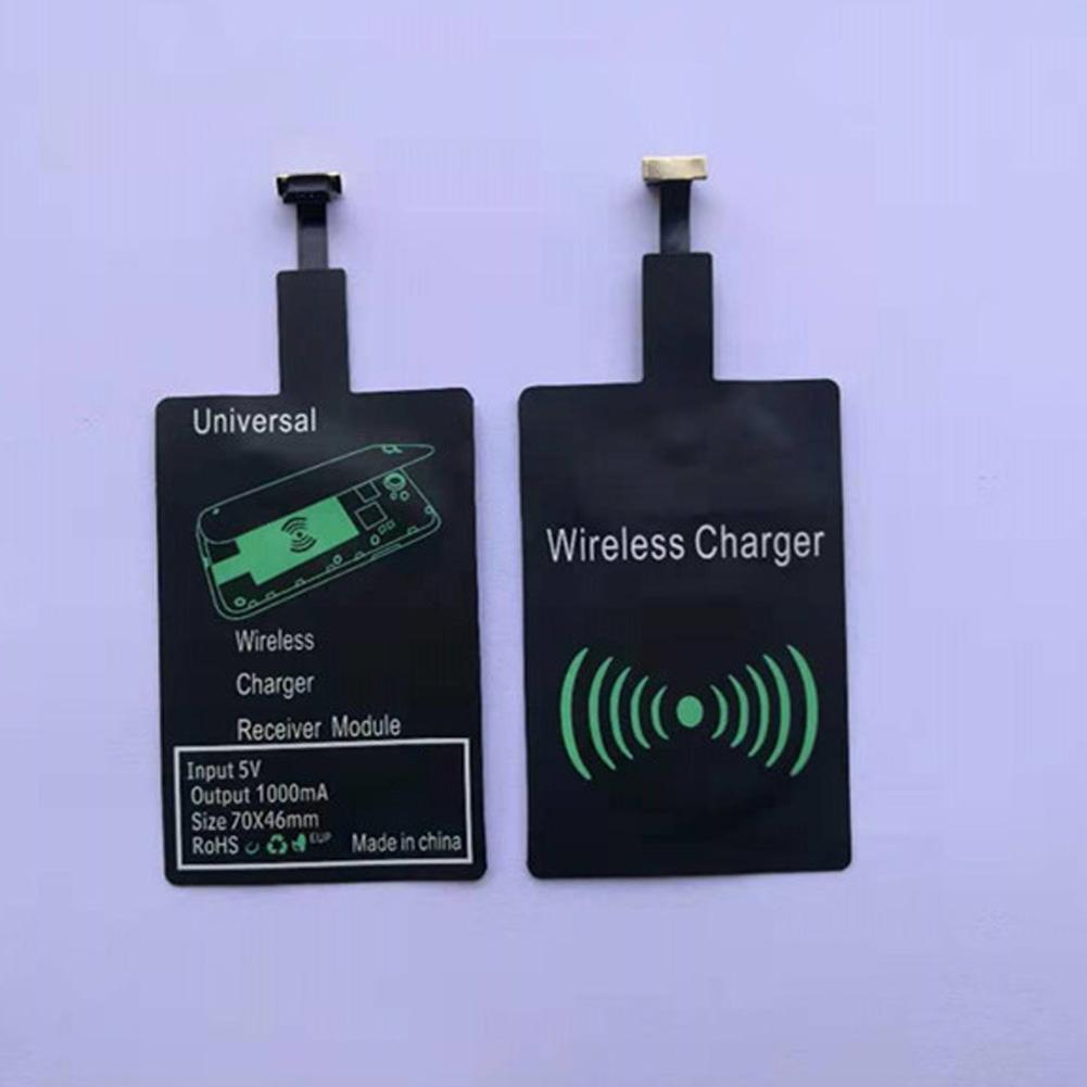 schwarzes rechteckiges Modul für den kabellosen Ladeempfänger mit grün aufgedrucktem Text und Symbolen sowie einem kleinen metallischen Anschluss vom Typ C für Android-Telefone
