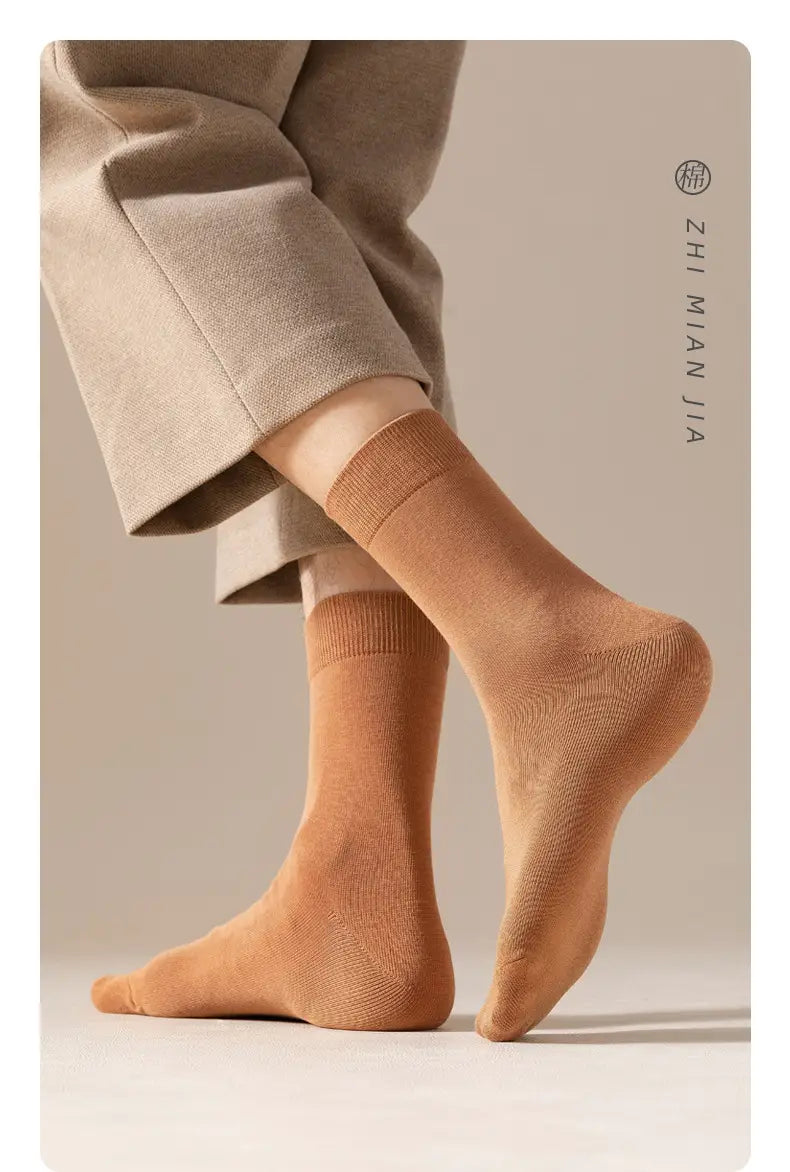 Lot de 5 paires de chaussettes de cheville décontractées en coton pour hommes, comprenant des chaussettes de longueur “crew” beige clair avec poignets côtelés et motif texturé subtil.