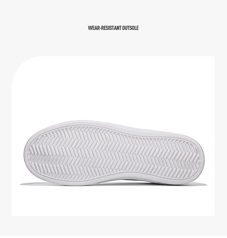 Weiße Ledersneaker im Freizeitstil mit einer weißen Gummilaufsohle mit einem Herringbone-Profilmuster für die sportliche Leichtgewichtsanwendung.