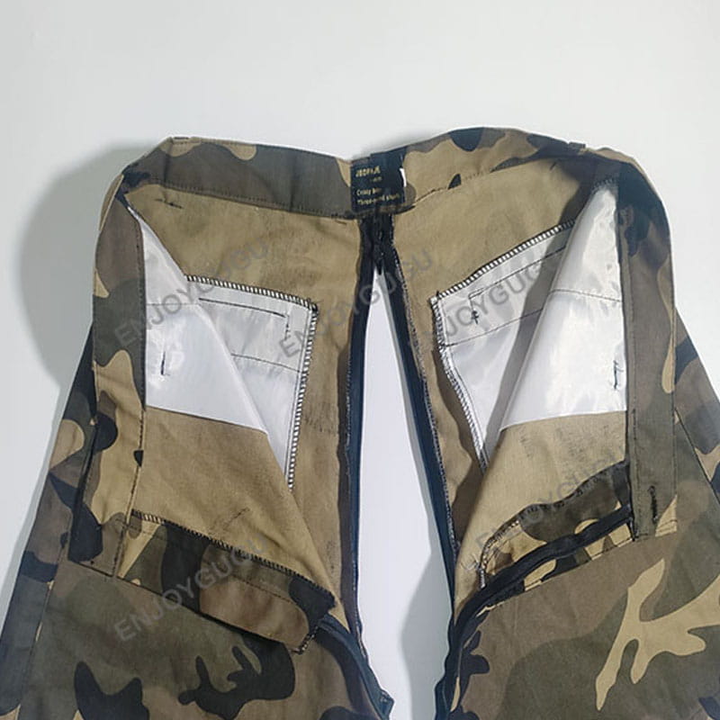 Herren-Tactical-Cargohosen mit Camouflage-Muster in Olivgrün, Braun und Schwarz sowie mehreren Taschen, für Freizeit- und Outdoor-Nutzung ausgelegt.