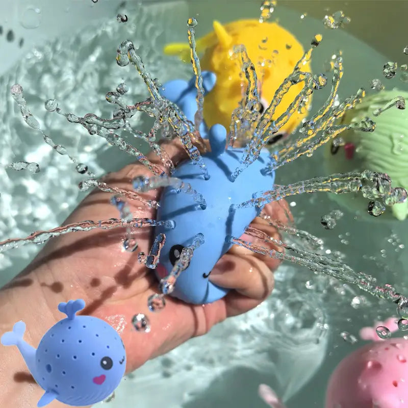 Blauwal-förmiger blauer Badeschwamm-Wasser-Spielartikel für Kinder mit Wasserstrahlen, die aus seinem Körper sprühen.