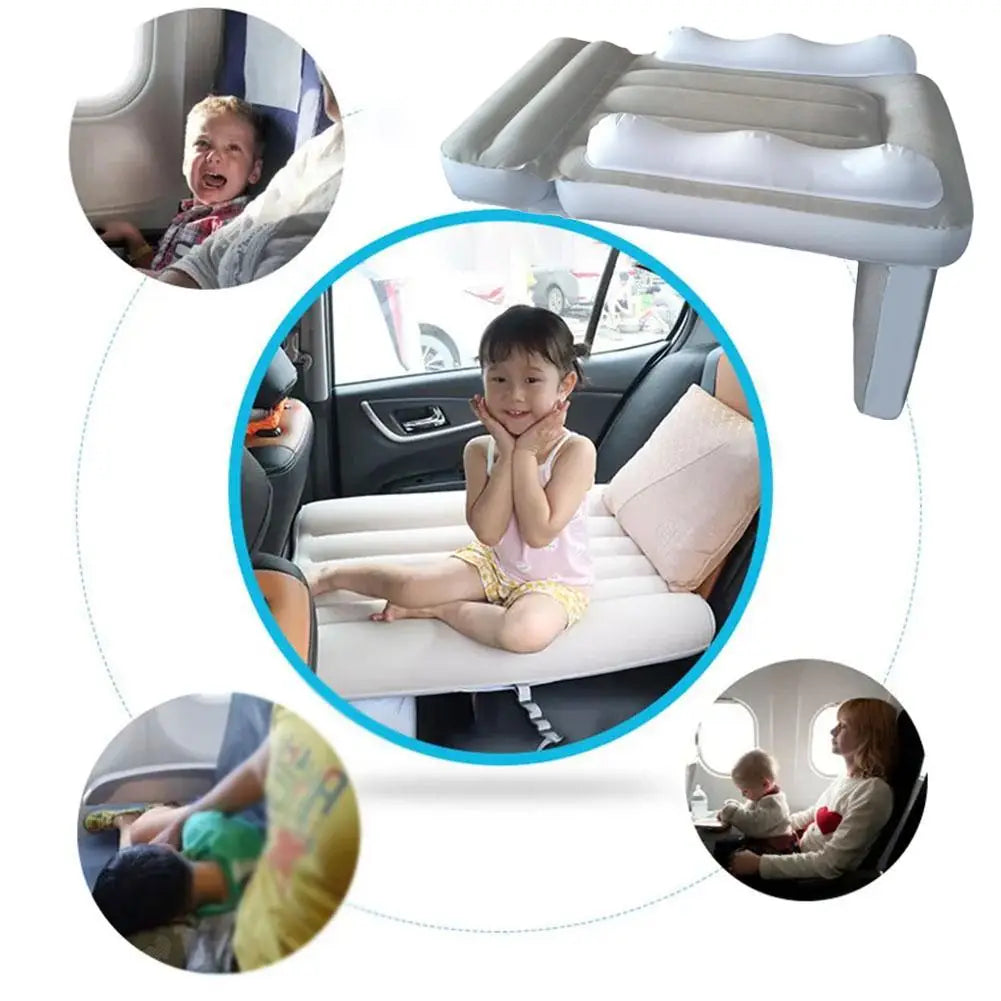 Siège de voiture gonflable blanc avec touches grises et appui-tête intégré, conçu comme un lit d’avion d’appoint portable pour tout-petit et un matelas d’air de voyage.