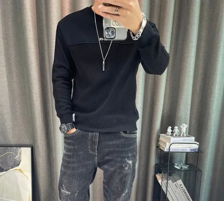 Pull-over en maille côtelée noire avec un empiècement texturé contrastant sur la poitrine, design de pull-over en maille à empiècement contrastant pour homme, manches longues.