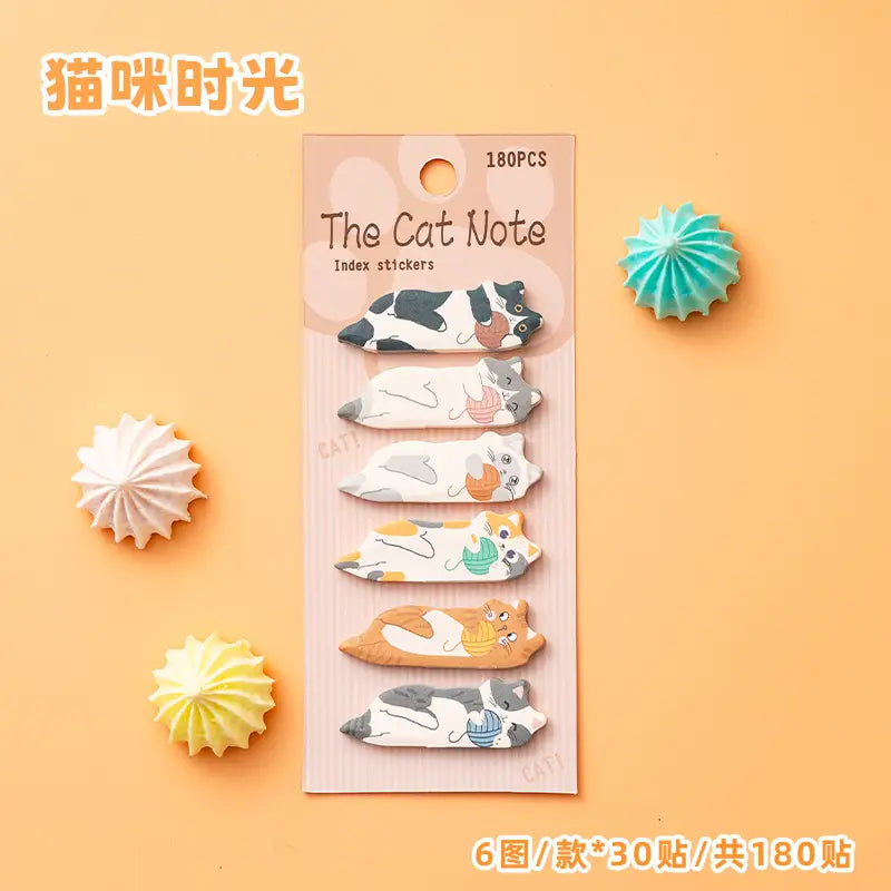 キャットメモパッド＆付箋セットより、ピンクの段ボールパッケージに収めた、さまざまな色とポーズのイラスト猫を含む、かわいい猫をテーマにしたインデックスシール180枚セット。