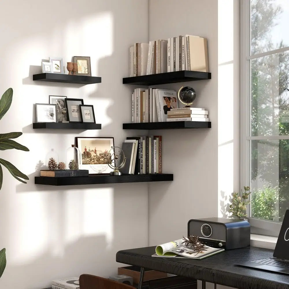 estantes flotantes negros con un diseño minimalista elegante, fabricados en madera, para almacenamiento y exhibición montados en la pared en la sala de estar
