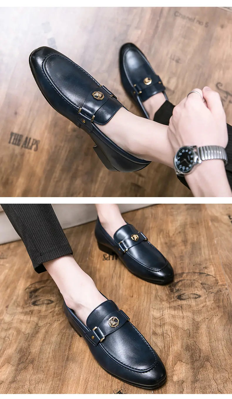 Schwarze Herren-Lederslipper im eleganten Stil mit goldfarbenen Schnallenakzenten, ausgelegt für formelle Anlässe.