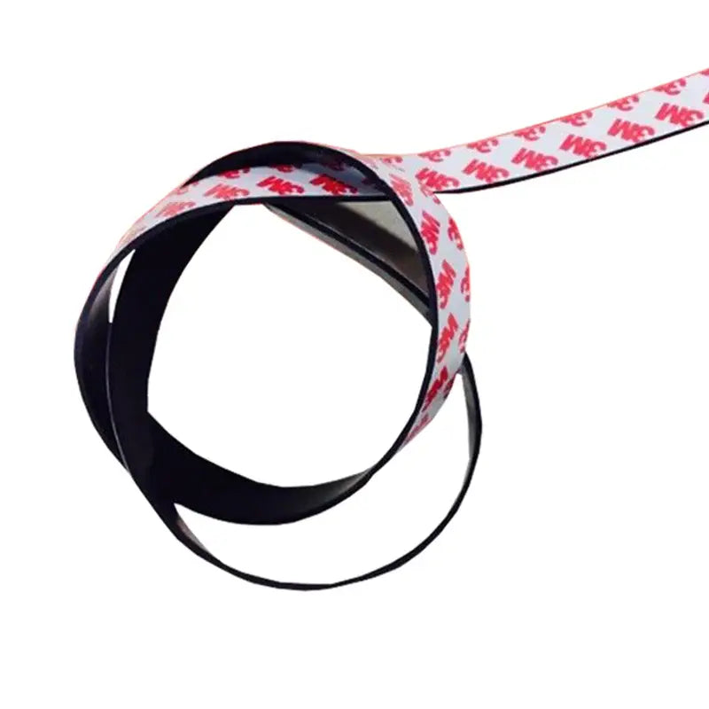 Face arrière d’une bande adhésive noire avec un support blanc, comportant des logos 3M rouges, issue de l’ensemble d’accessoires pour haut-parleur professionnel Mw Audio 5xt.
