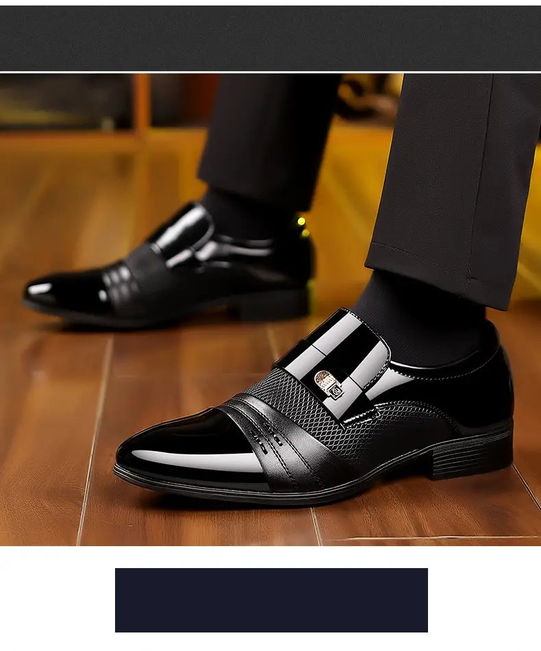 Zapato de vestir de punta afilada de lujo para hombre en charol negro con acabado brillante, con panel de malla texturizado contrastante y acento de hebilla metálica.