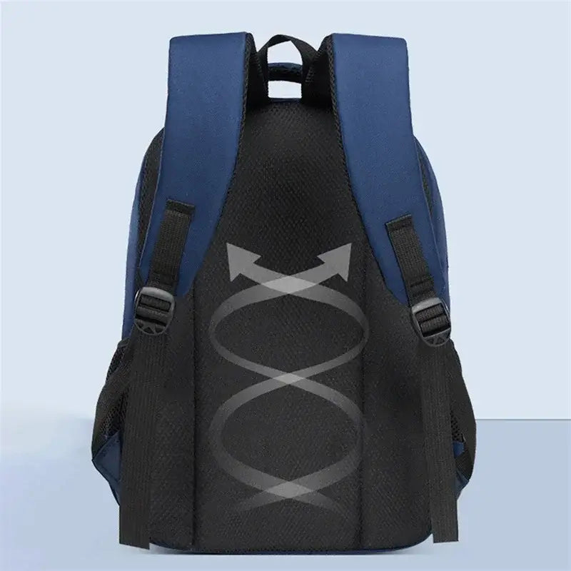 Blauer und schwarzer Jungen-Wasserschulrucksack mit Rückansicht: verstellbare Schulterträger und ein hinteres Mesh-Fach, ausgelegt für Langlebigkeit und Komfort