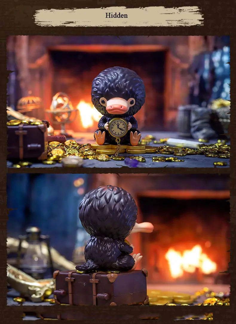 Figura negra de niffler con textura, hocico rosa y ojos diminutos, sosteniendo un reloj de bolsillo ornamentado sobre monedas de oro, como producto real de la caja ciega Pop Mart Harry Potter del mundo mágico.