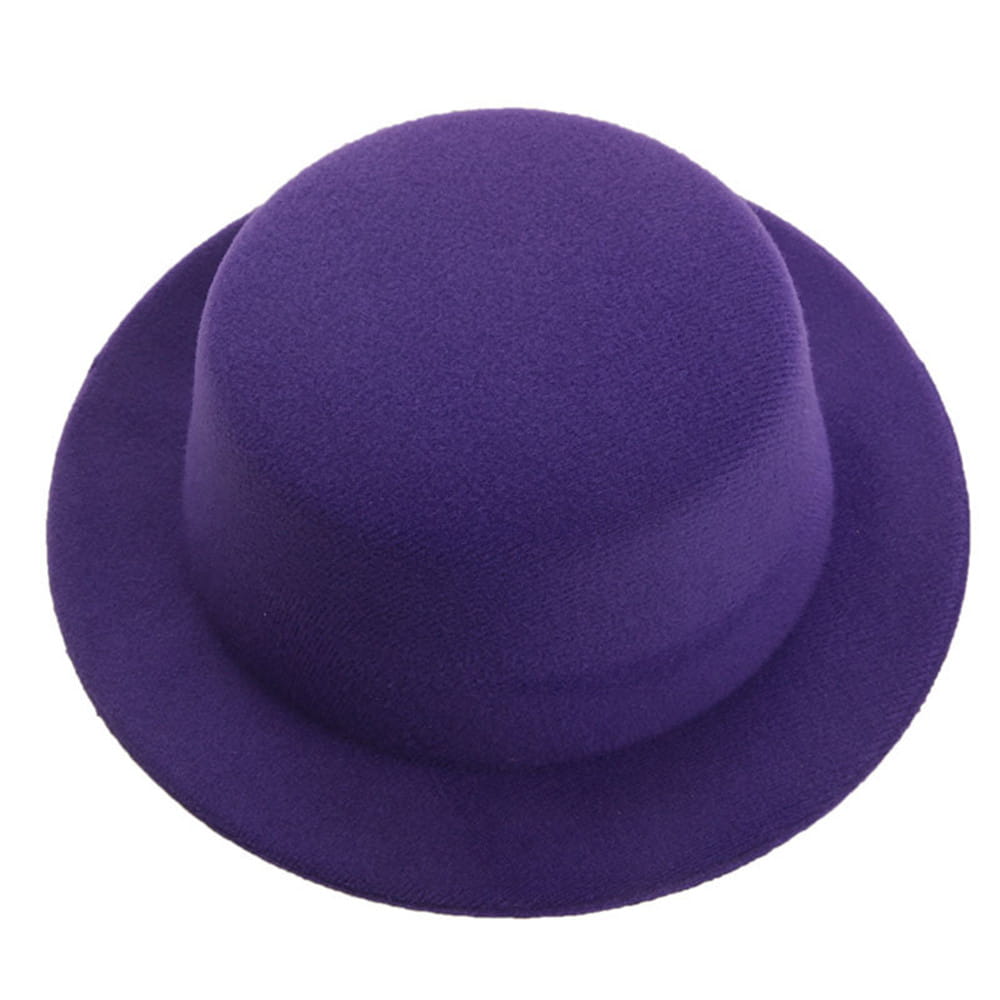 Un chapeau melon (bowler) en feutre violet uni, à calotte arrondie et bord large, conçu comme accessoire de mode pour chapeau de poupée en peluche pour des poupées de 60 cm.