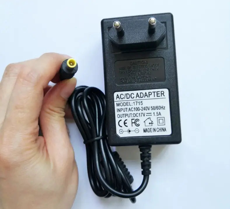 Schwarzplastik Ilsintech Swift KF4a Netzadapter mit gewendeltem Netzkabel und gelb gekapptem DC-Ausgangsstecker für das Laden des KF4a KF4-Akkus