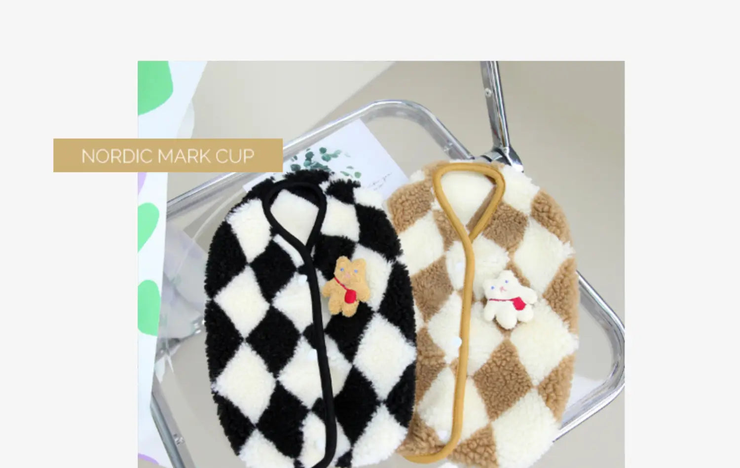 ペット用の衣類としてのフリースカップカバーを2枚セットで、黒と白、ならびにベージュとクリームのチェック柄と、刺繍入りのテディベアのアップリケを施しています。
