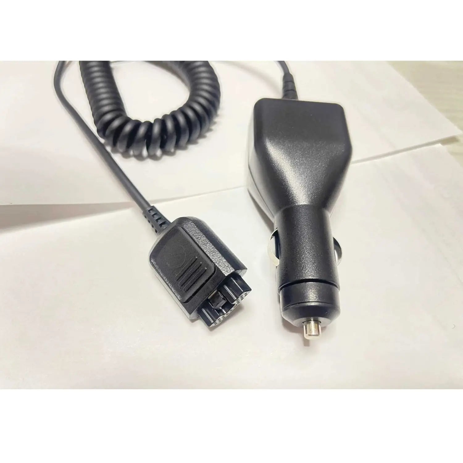 Motorola Tetra Mtp3150 12Vカーチャージャー用の長方形プラグおよびマルチピンコネクタを備えた、黒色コイル状カーチャージャーケーブル。