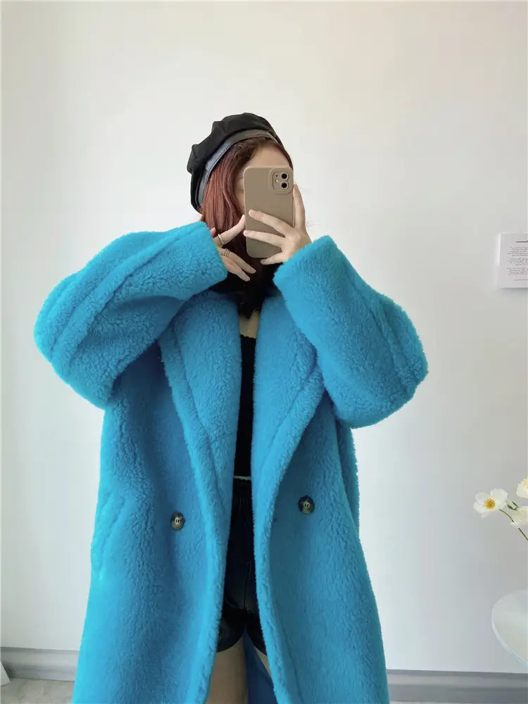 Abrigo exterior tipo osito de peluche largo para mujer de lana en color turquesa vibrante, con un tejido de textura acogedora y diseño cruzado clásico de doble botonadura, con medidas precisas de contorno de pecho y contorno de cadera para un servicio de atención al cliente óptimo.