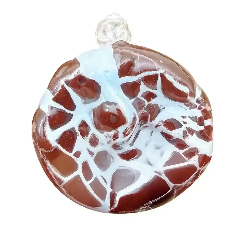 un jouet à mâcher et à malaxer en forme de fromage, translucide ambre, en verre, avec un motif blanc en forme de toile et une boucle transparente suspendue, conçu pour soulager le stress et apaiser le stress lié au jouet.