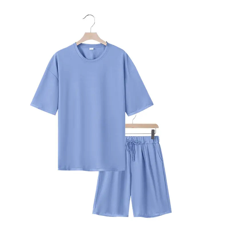 Conjunto veraniego de dos piezas para hombre, camiseta casual y conjunto de pantalones cortos, en algodón suave azul claro, con parte superior de ajuste relajado y pantalones cortos con cordón.