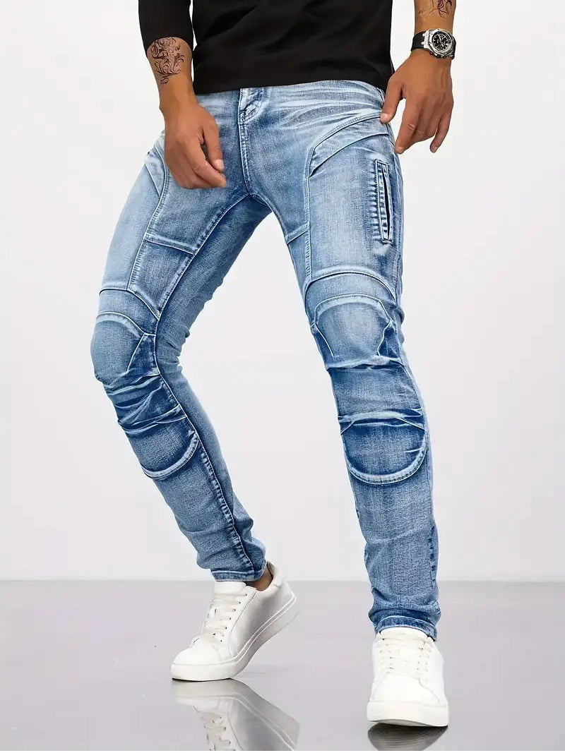 Jean biker en denim délavé, coupe slim fit, en denim déchiré, avec panneaux de genoux renforcés et rembourrés, ainsi que une coupe ajustée.