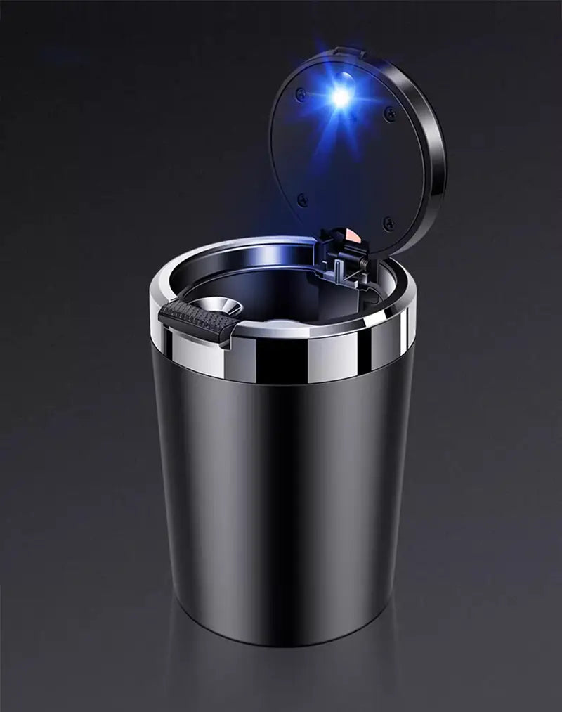 Cendrier de voiture cylindrique noir Chery LED, avec bordure et couvercle chromés brillants, intégrant à l’intérieur du couvercle ouvert une lumière LED bleue.
