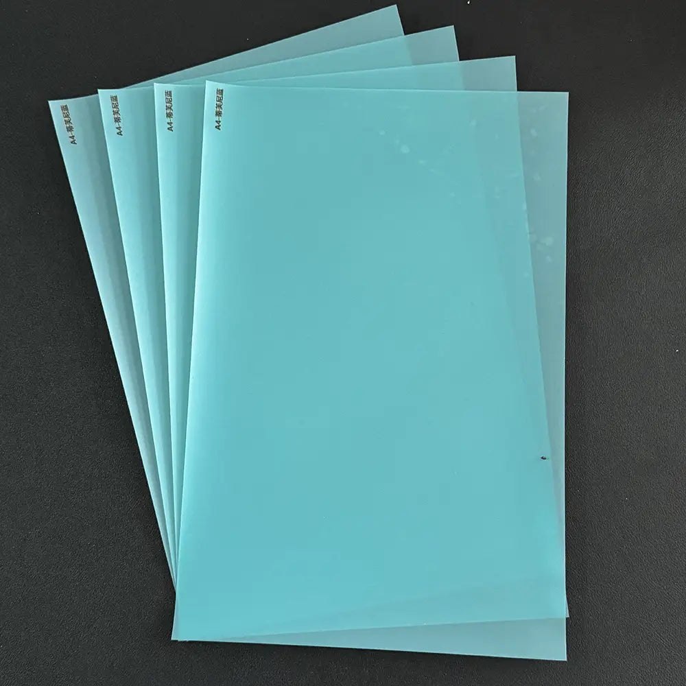 Carpetas translúcidas color azul claro tamaño A4, de material plástico, utilizadas para organizar documentos en configuraciones de la máquina de laminación al vacío de película para teléfonos móviles, a fin de reducir el costo de envío y mejorar la eficiencia del embalaje del teléfono móvil.