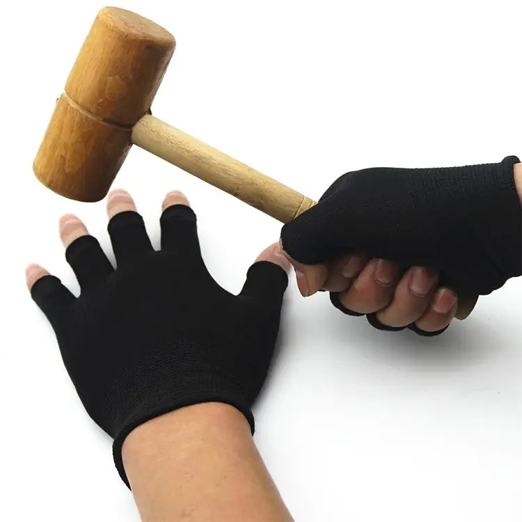 Guantes de punto sin dedos negros con un ajuste ceñido y elástico de tela que proporciona soporte atlético unisex de la muñeca.