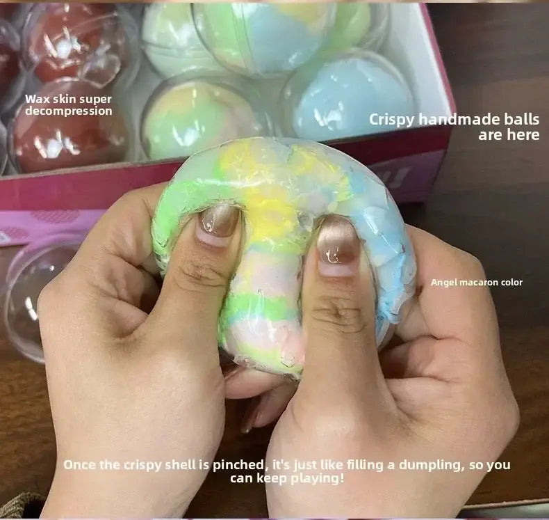 Juguete sensorial antiestrés tipo pelota de cera crujiente, translúcida y multicolor, azul con colores variados, con una cáscara crujiente y un interior suave.