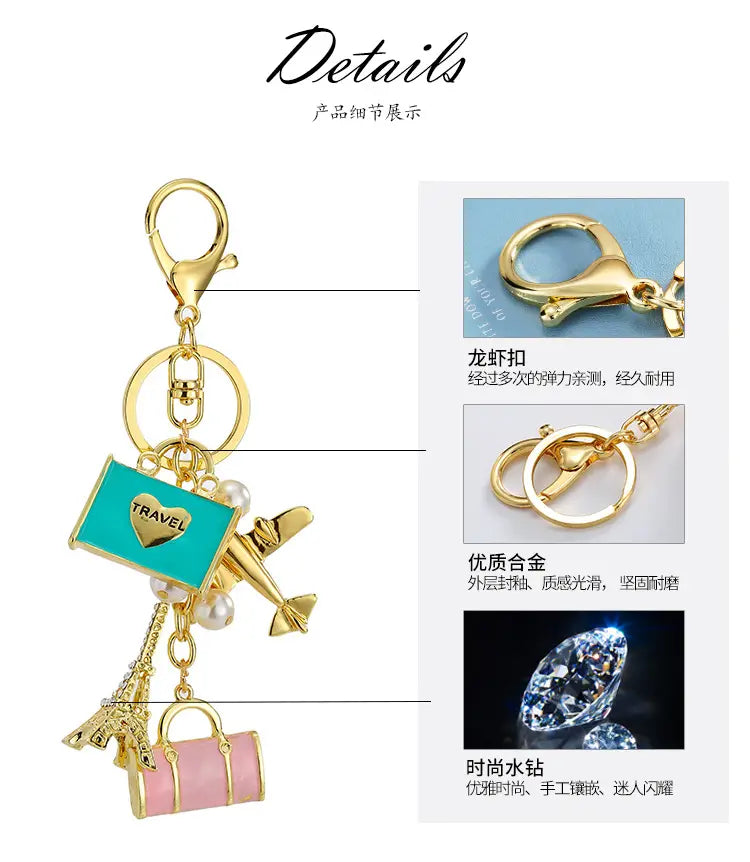 Llavero de viaje en tono dorado con una etiqueta de viaje turquesa, colgante de avión, detalles de perlas, réplica de la Torre Eiffel y colgante de bolso rosa.