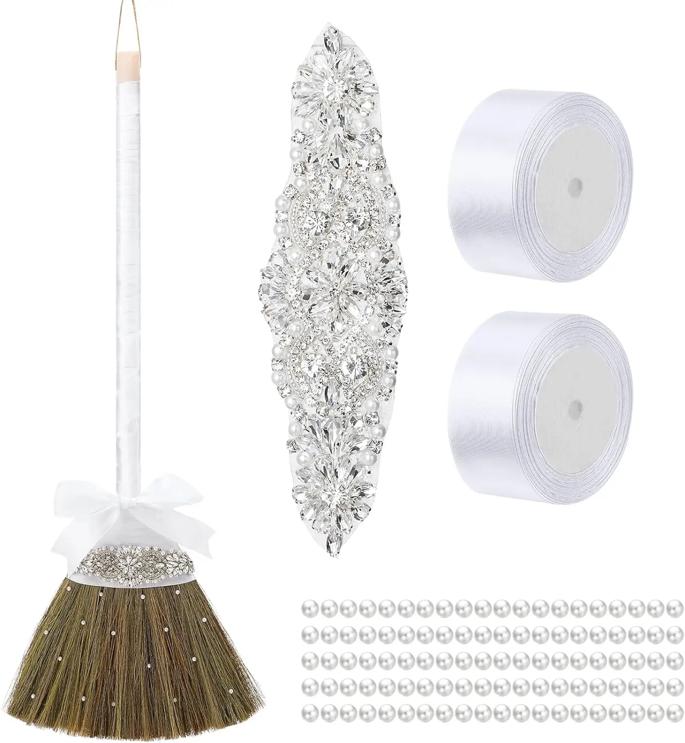 Un balai de mariage DIY à monter en sautant avec des ornements argentés, des perles, un nœud de ruban blanc et des brins de paille bruns.