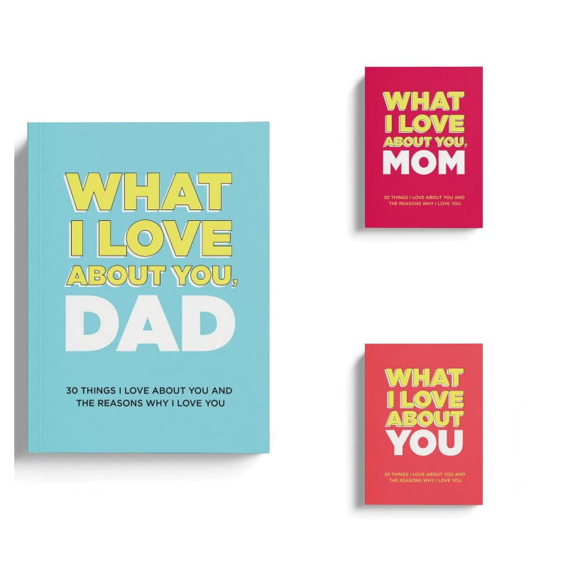Livre « Mom Dad fill in love » à couverture rigide bleu clair avec un texte jaune et blanc en caractères gras indiquant « what i love about you dad » sur la couverture.