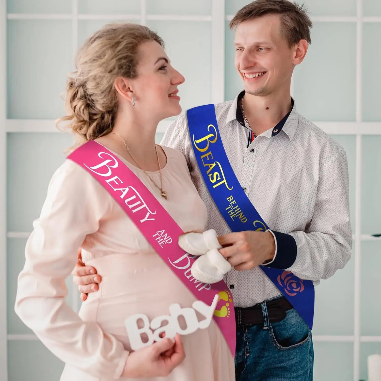 Ensemble d’écharpe de douche bébé rose et bleu « beauty and beast bump » avec des lettres dorées, conçu pour les célébrations de la grossesse.