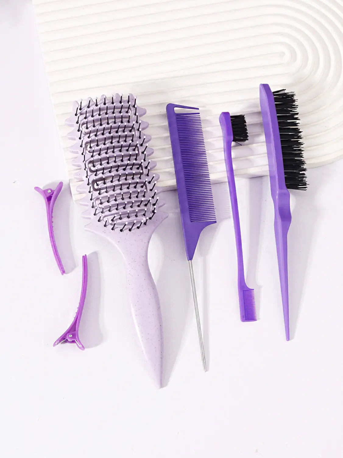 Conjunto de cepillos de peinado y desenredado de plástico morado de 6 piezas, que incluye un cepillo para el cabello de cerdas anchas y texturizadas, un peine a juego, un cepillo, una herramienta para desenredar y dos pinzas pequeñas.