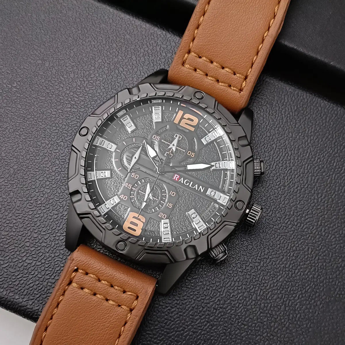 Montre à quartz pour homme avec chronographe, en cuir, avec cadran raglan noir, accents à tons argentés et bracelet en cuir marron.