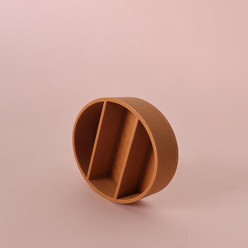 Une étagère d’exposition miniature ronde en bois beige pour meuble mural de poupée, avec trois compartiments verticaux.