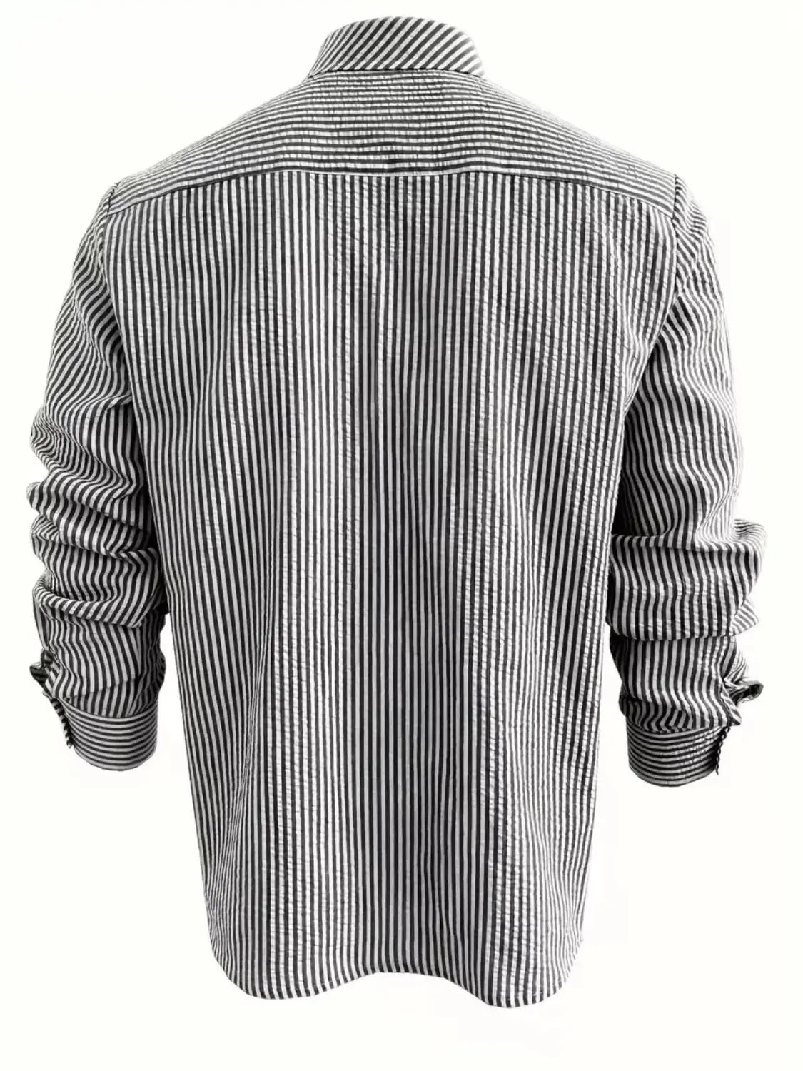Chemise décontractée boutonnée manches longues à rayures bleues pour homme, avec des rayures verticales noir et blanc et des poignets retroussés.
