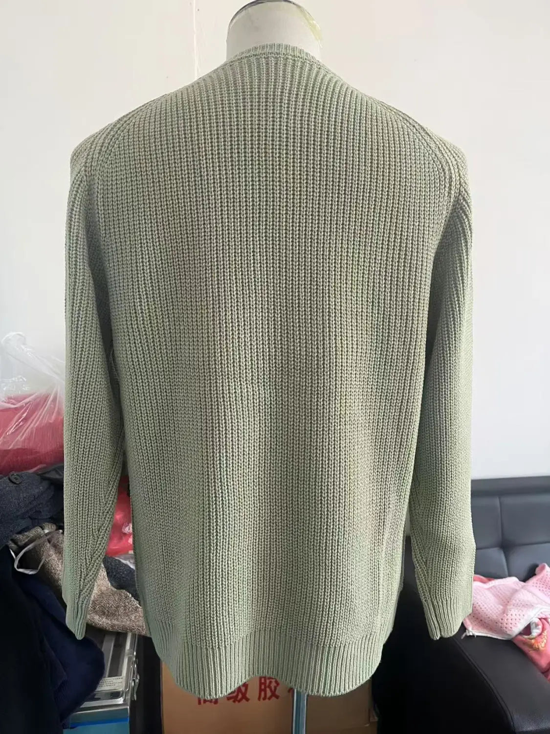 Ein hellgrüner Rippstrick-Chunky-Strickpullover für Herren mit lässigem Crewneck-Pullover-Design, auf einer Schaufensterpuppe präsentiert.