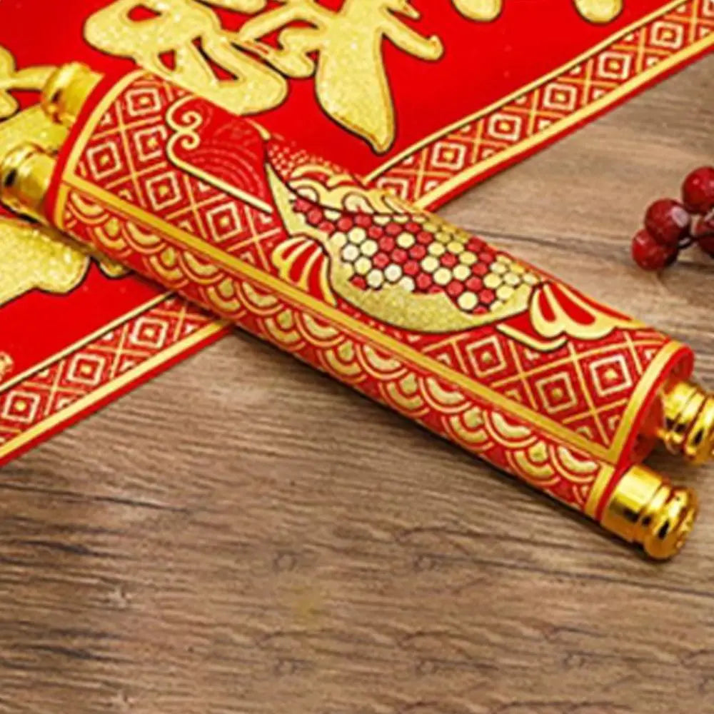 Parchemin de bénédiction décoratif du Nouvel An chinois rouge et or, présentant des motifs complexes et un motif de poisson doré.