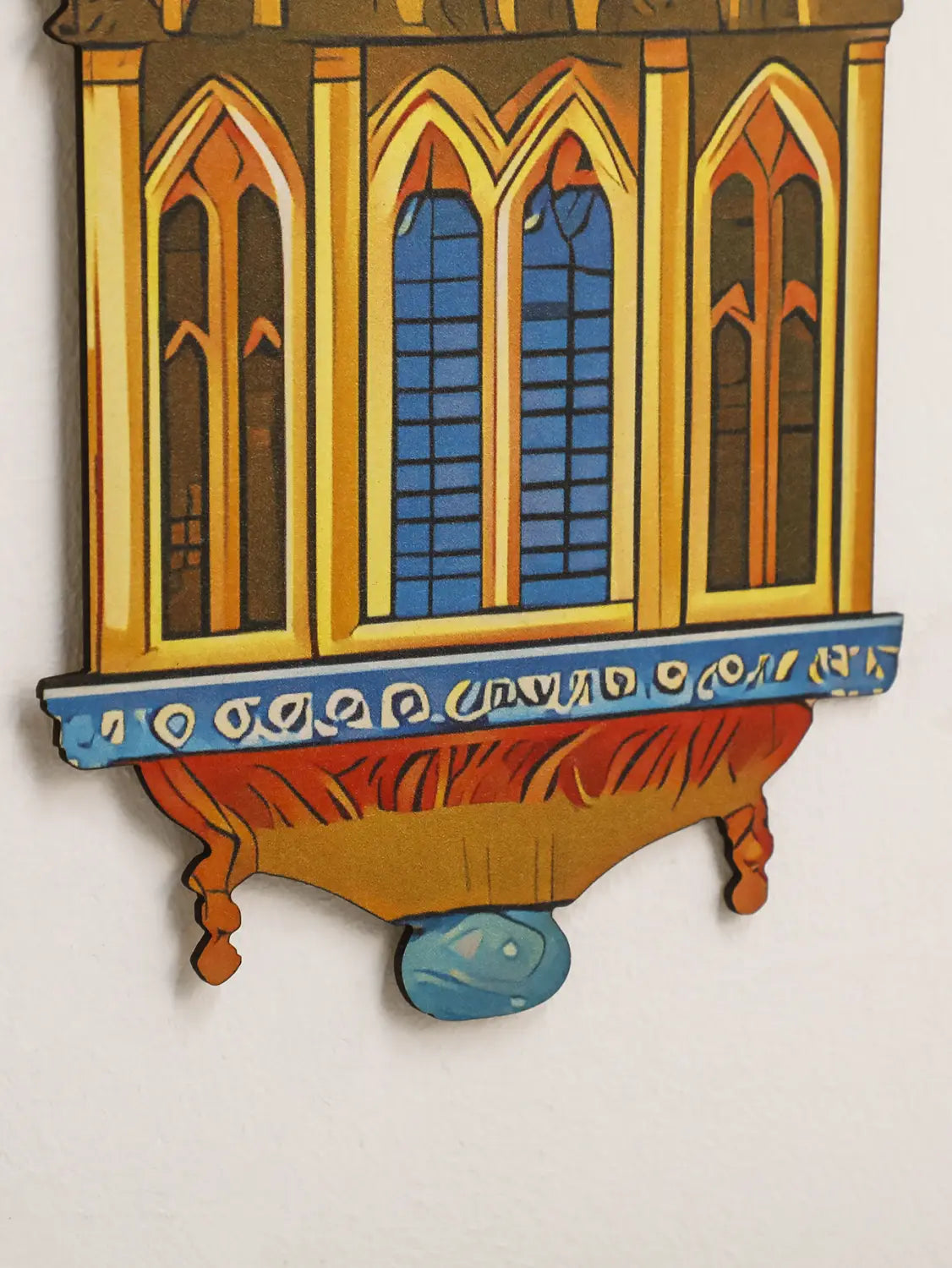 Un estante de decoración de pared para Ramadán islámico en estilo moderno, con paneles de vidrio azul esmerilado y ribete dorado ornamentado, diseñado como farol de luna y estrella con marcos góticos con arcos.