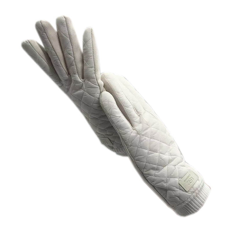 Une paire de gants d’hiver pour femmes en écran tactile thermiques matelassés blancs, avec poignets côtelés et petite étiquette de marque.