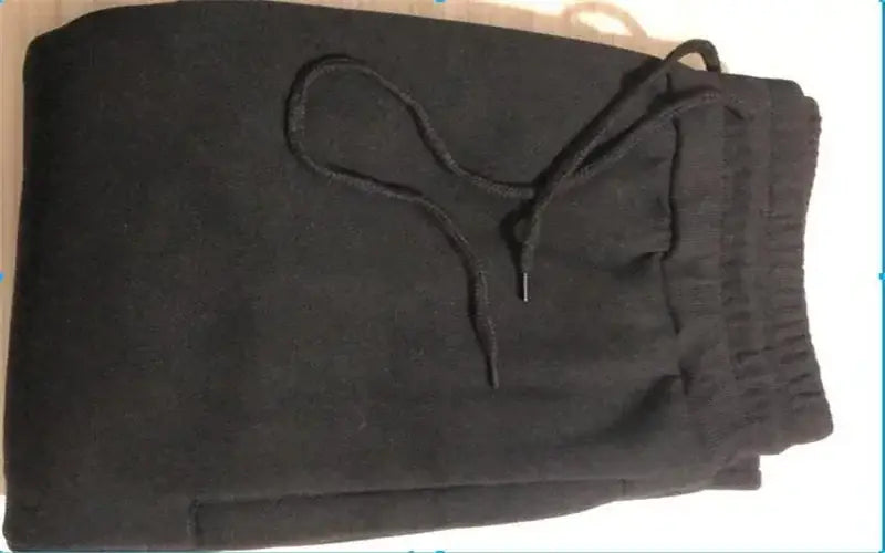 Schwarze Herren-Adidas-Sweatpants mit weichem, strukturiertem Stoff, elastischem Bund und Kordelzug für sportliches Joggen