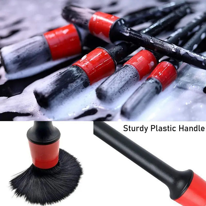 Brosse de nettoyage pour voiture rouge et noire, avec poignée en plastique robuste et soies denses, provenant d’un kit de nettoyage pour voiture et d’un ensemble de brosses de nettoyage.